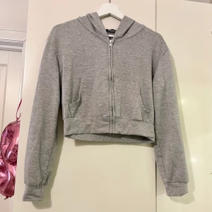 Ljusgrå croppad huvtröja - Ljusgrå croppad huvtröja från Shein. I storlek M men skulle säga att den passar S bäst! Kommer aldrig till användning därför säljs den💞 Frakt tillkommer!
