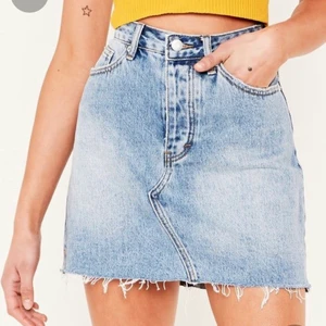 Blå jeanskjol - Blå mini jeanskjol från Zara (liknande den första bilden men mörkare tvätt). Aldrig använd!! 