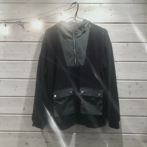 Pilé hoodie - Hoodie/jacka i teddy material. Bara testad en gång, men kände att jag hade velat ha en större egentligen.. 