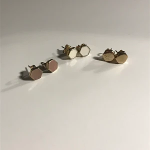 Snygga örhängen✨🥰 - Snygga örhängen från Ur&penn i tre olika färger! Köpte för 150 kr sammanlagt och säljer för 10 kr styck eller 25 kr för alla + 11 kr frakt🤩🤪