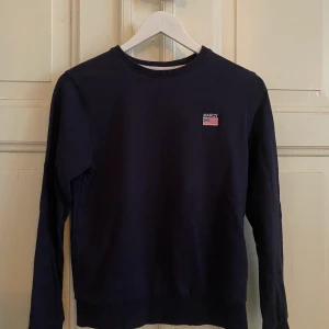 Marinblå Marqy sweatshirt  - Plagget är i nyskick och i storlek 158/164. Frakt tillkommer 