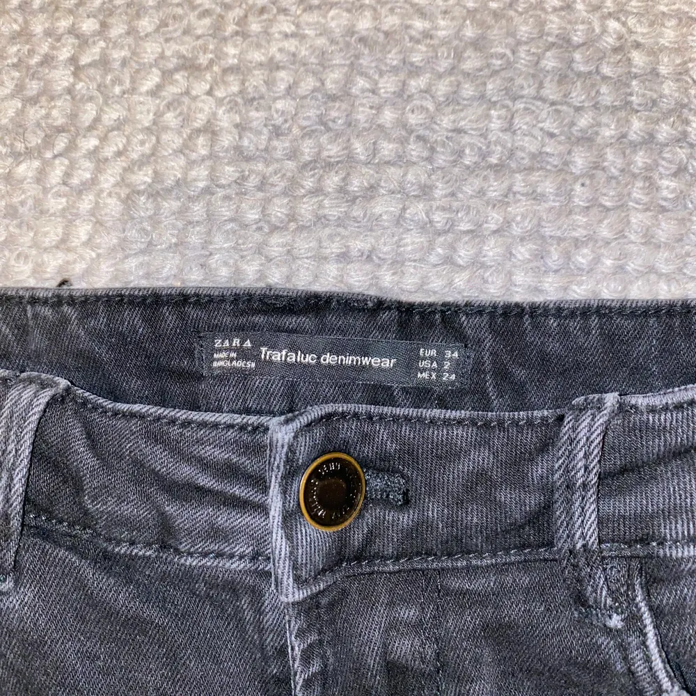 Svarta slim fit jeans från Zara. Detalj vid anklarna. Storlek 34. Knappt använda.. Jeans & Byxor.