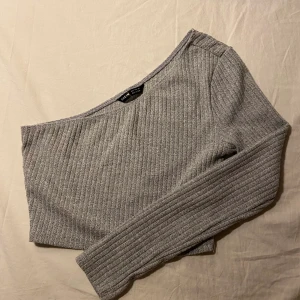 One Shoulder topp  - Supermysig stickad topp från Shein! Använd ca 3 ggr då det ej är min stil! Som ny 💕 storlek s men mer en xs