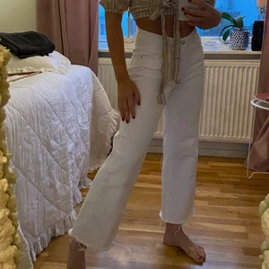 Vita jeans från mango - Vita jeans från mango. Korta i midjan och slutar vid ankeln. Storlek 36 väldigt stretchiga 