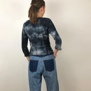 mörkblå tie-dye/batik tröja - äkta 90-tals batik/tie dye top, mörkblå💙 skick: 9/10. passar strl xs-s