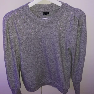 Pärltröja från Gina tricot  - Tröja som jag vill bli av med som bara skräpar i garderoben. Ordinariepris 249kr, i väldigt bra skick 