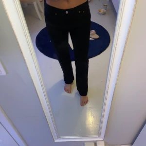 Levi’s Jeans - Skitsnygga jeans från Levi’s i herrmodell 501. Dom är i storleken W30L32. Säljer dom då jag köpt ett par liknande i en mindre storlek. Skulle säga att de passar storlek M. Köpte dem för ca 6 månader sedan och använt dom max 5 gånger.