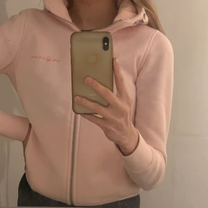 Sail racingtröja storlek xs  - Sail racingtröja med dragkedja. Använd ett fåtal gånger och köpt för 2 år sedan. Bekväm och kan användas som en myströja. Nypris: 1200kr Mitt pris: 300kr 