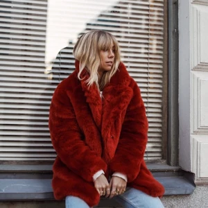 Slutsåld röd pälsjacka från HM - Då denna underbara jacka nu är för liten för mig vill jag nu sälja den så någon annan kan glädjas av den! ✨Jackan såldes snabbt ut och är från HM. Den är endast använd ett par gånger under en säsong och är i mycket fint skick! Storlek 34🤍  Bud från 200 kr, buda nere i kommentarerna👇🏼👇🏼