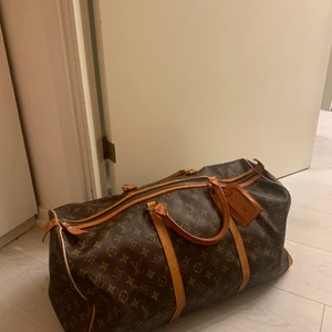 LOUIS VUITTON - Louis Vuitton travelbag Medium-size Köpt i Märkesåterförsäljare i Milano. Knappt använd av mig, men någorlunda använd sedan innan så lädret är nu ”perfekt” slitet och någorlunda mörknat. Säljer pga används ej Nypris drygt 20 000 idag