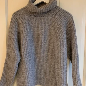 Stickad tröja från Rabens salonger - Säljer nu denna jättefina och mysiga tröjan från Rabens salonger. Den är i storlek small och i ull, perfekt till vintern att både vara varm och snygg i😁 Tröjan kan både hämtas i Göteborg eller fraktas, vad som funkar bäst för dig🤗