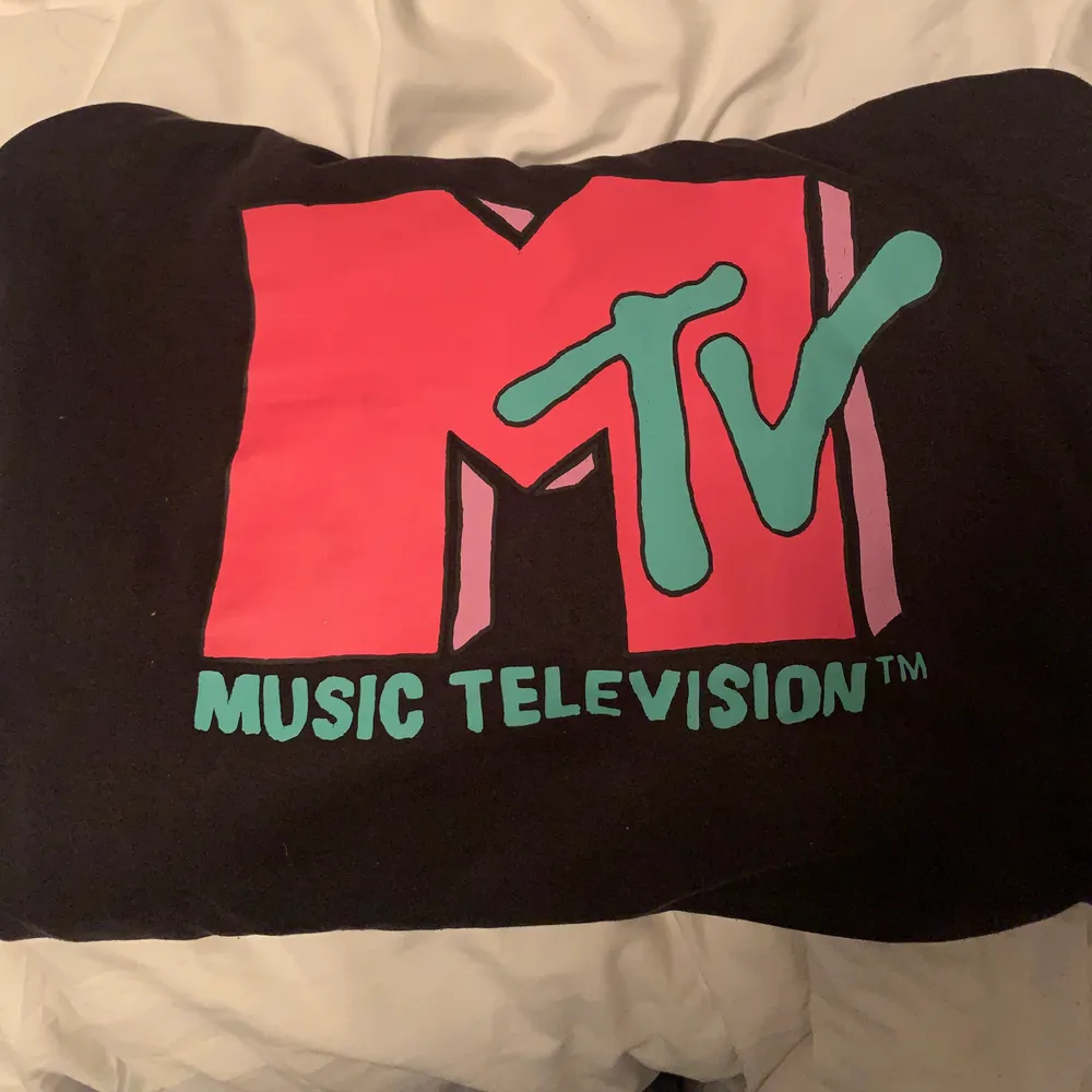 Sååå snygg MTV hoodie i bra skick. Möts upp i sthlm men fraktar även om köparen står för det💜. Hoodies.