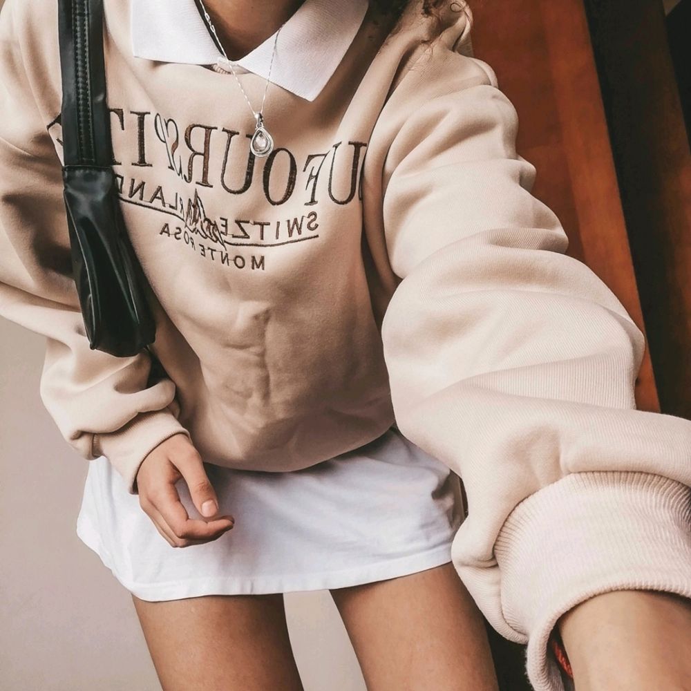 Intressekoll på denna extremt fina sweatshirt från shein🥺🤍Den är så fin, men tycker tyvärr inte att den passar mig🥺 Materialet är tjockt, så den passar perfekt nu på kallare dagar. Endast använd 1 gång! Storlek L och passar oversized på mig som är S/M i vanliga fall! Kostar 129 kr + frakt just nu på shein, men jag köpte den för 150+ frakt. Stöttar inte shein längre och tycker det är bättre att köpa secondhand, men tänkte bara informera om att den finns där ifall man inte vill köpa från mig. Bilderna är lånade från en recension på shein!. Tröjor & Koftor.