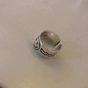 Säljer en ring från Zend details, oanvänd och passar alla storlekar. Om många är intresserade buda, jag står för frakten💕nyköpt 220kr.  Ledande bud:110kr