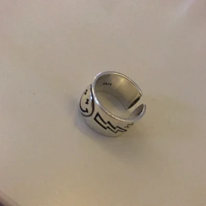Ring  - Säljer en ring från Zend details, oanvänd och passar alla storlekar. Om många är intresserade buda, jag står för frakten💕nyköpt 220kr.  Ledande bud:110kr
