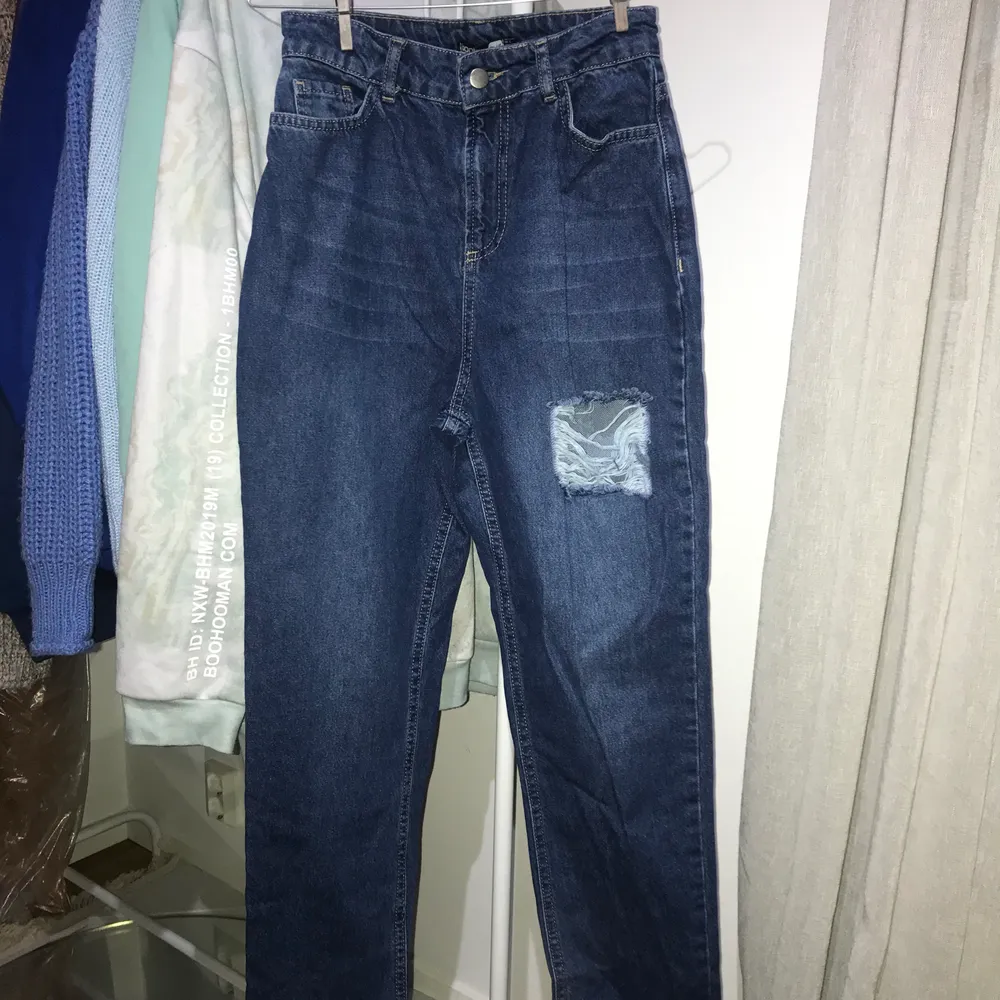 Helt nya jeans i mom fit med slitning! Köpte fel storlek och säljer därför❤️. Jeans & Byxor.