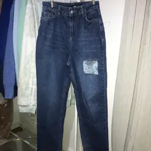 Helt nya jeans i mom fit med slitning! Köpte fel storlek och säljer därför❤️