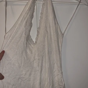 Vit body - Vit body med djup skärning, supersöt till kjol eller jeans 