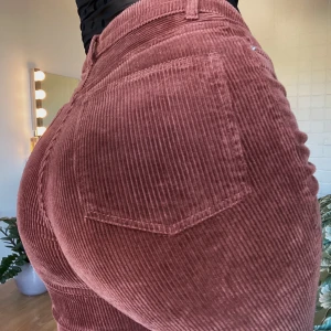 Bruna manchesterbyxor  - Snygga manchesterbyxor från Monki, endast använda en gång. Storlek 36. Nypris 300kr💖