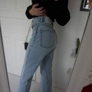 Blåa jeans från Zara sitter väldigt fint vid rumpan, säljs för att jag behöver pengar (storlek 32) 😊