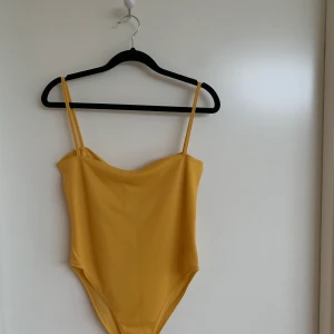 Body Bohoo  - Gul body från bohoo som jag säljer då den inte passar mig. Jättebra skick och bra kvalité. Strl M