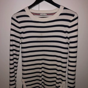 Tommy Hilfiger  - Ribbad tröja som är true to size. Använd fåtal gånger. Inköpspris 1800kr.