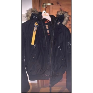 Parajumper jacka  - Hej min kille behöver sälja sin Parajumper Gobi jacka storlek L i väldigt bra skick köpt för 7000kr och säljs nu för 3000kr scankod finns.