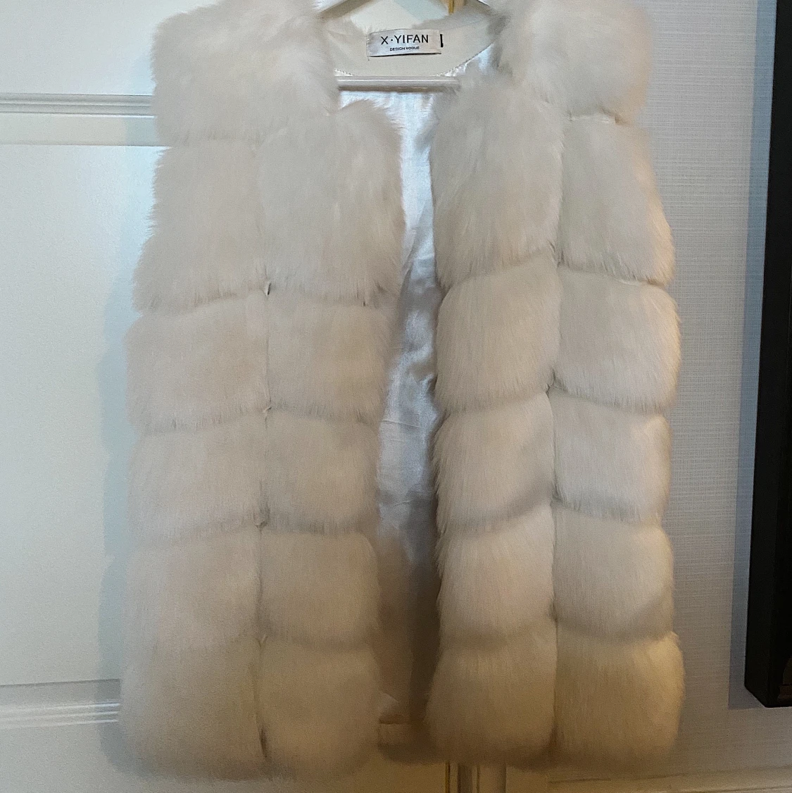 Vit fuskpälsväst 