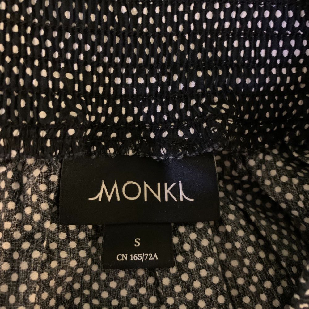 Prickig kjol från Monki i fint skick. Har resår i midjan så kan passa allt från XS-L!. Kjolar.