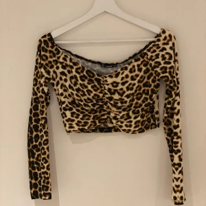 SHEIN storlek M  - Detta är en magtröja som jag säljer pågrund utav att jag endast har använt den 2 ggr. Det är en magtröja som är ganska kort. Materialet är skönt det är inte för tjockt eller för tunt. 