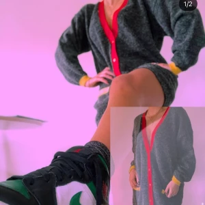 Oversized yllekofta - En fin och mjuk yllekofta med röda och gula detaljer! Den går ner under rumpan så man kan välja att ha den som klänning om man vill⭐️