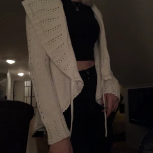 Vit kofta - Vit kofta med knytning,