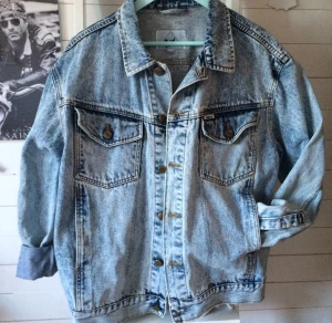  - Stentvättad asfin jeansjacka, oversized. Köpt second-hand men tyvärr aldrig använd. Ge den ett nytt liv <333