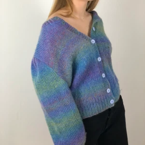 handstickad kofta - Handstickad kofta i vackra färger. Köpt vintage. 💙💚💜