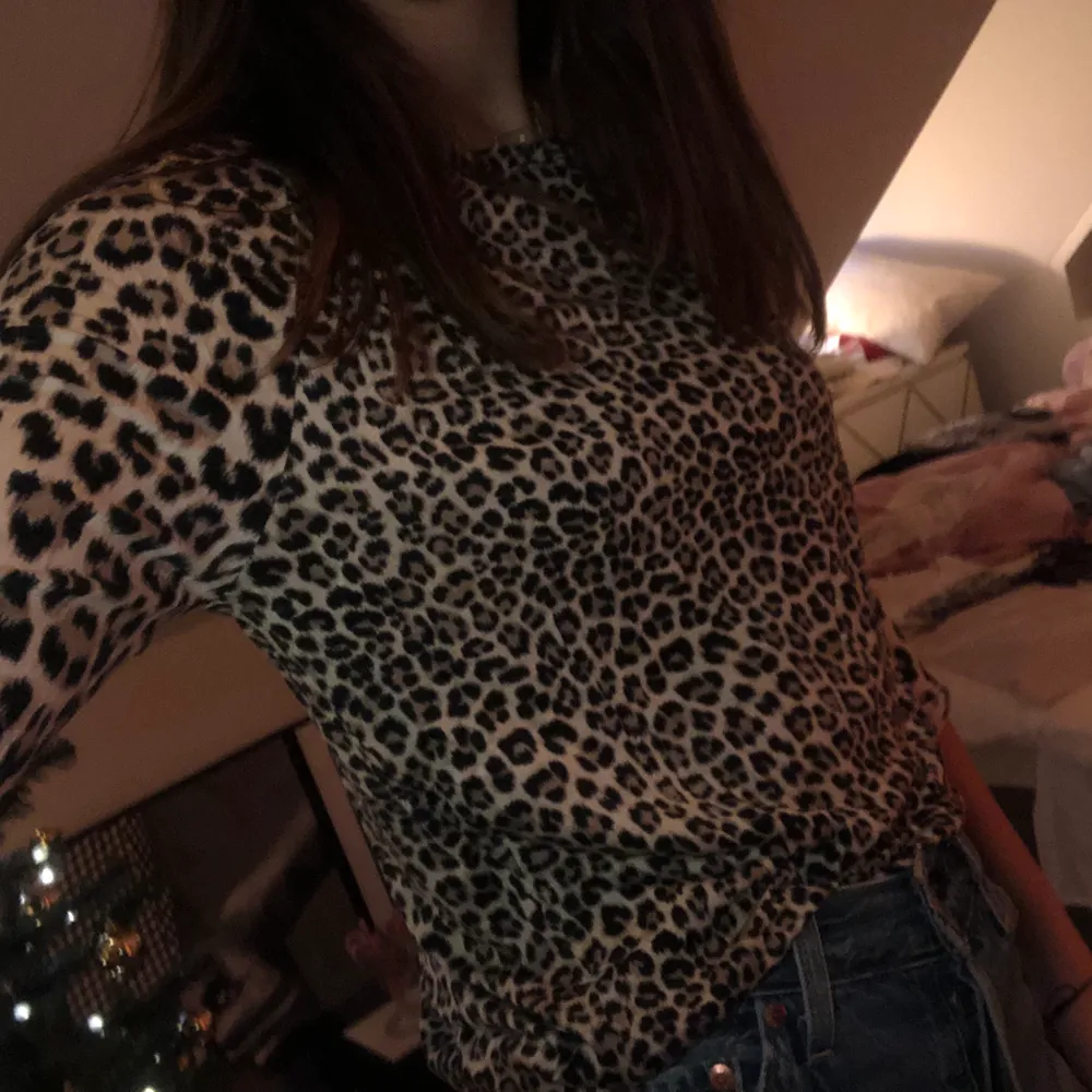 En lång armad leopard tröja som har väldigt skön material! Köparen betalar frakt!. Skjortor.
