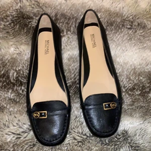Michael kors slip on - Helt oanvända, går att pruta på. Hör av dig för mer info.
