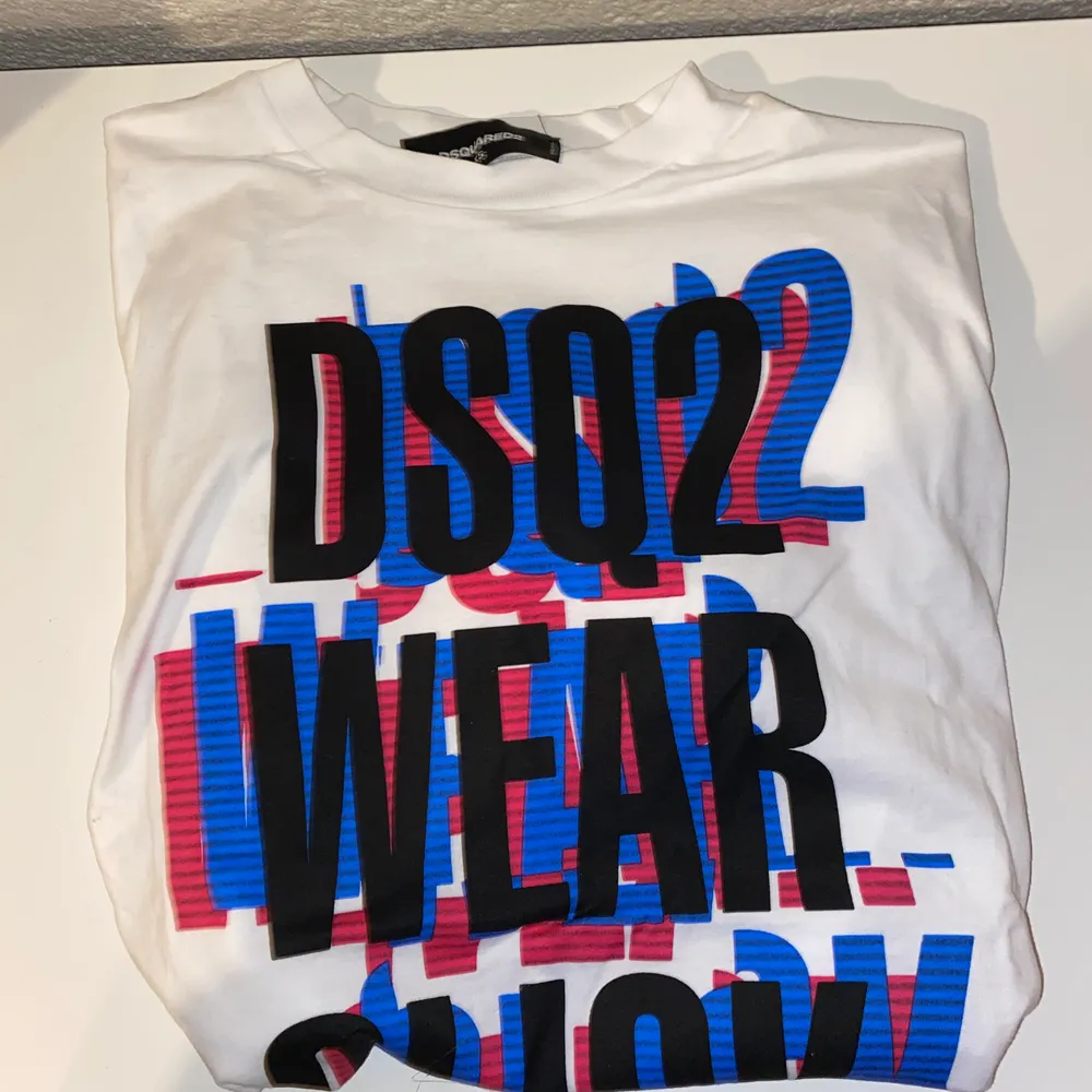 Dsquared2 tröja ”dsq2 wear click repeat”, storlek xs. Cond: 9/10, använd en gång. . T-shirts.