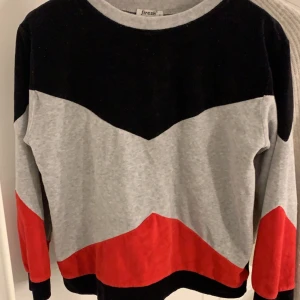 Tröja i S - Säljer en mysig tröja nu till vintern. Tröjan är köpt i Turkiet och är i storlek S. Köparen står för frakten. 