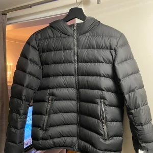 Dunjacka ifrån Colmar!  - Colmar jacka som jag köpt ifrån kids brand store. Vet inte storlek då det inte står men passar mig som brukar ha S. Jag har inte använt jackan mycket så den är i nytt skick😊 Den är varm och passar perfekt nu i vinter❄️☃️