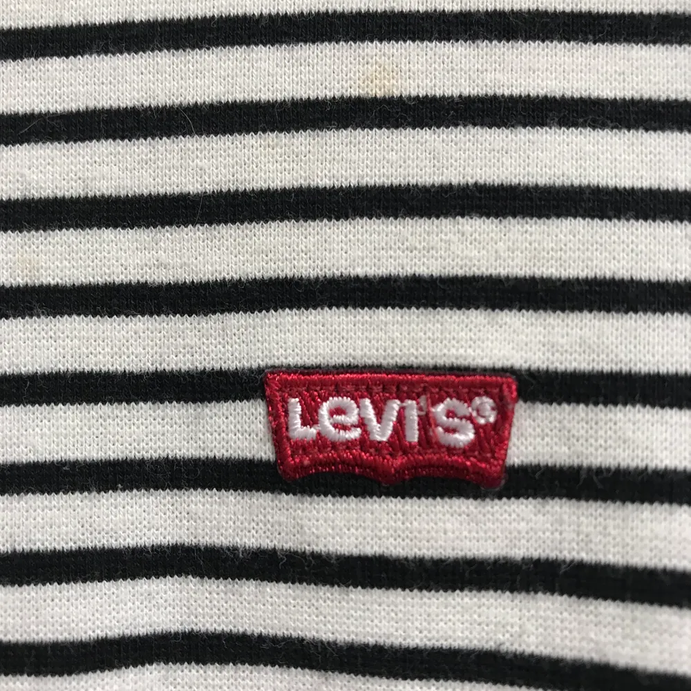 Randig tröja från Levi’s, skön material, passar att ha under t-shirts. Tröjor & Koftor.