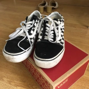 Vans old skool platform sneakers - Svart/vita vans med högre sula som jag tyvärr aldrig får till användning av. Använda Max 6 gånger, sulan har några fläckar, men inget slitage och efter en tvätt ser de nya ut. Somsagt knappt använda, därav ingen skadan sula. Kartong medföljes, passar alla