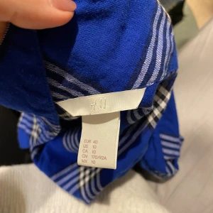 Rutig skjorta i blå - Jättefin blå rutig skjorta, passar till allt möjligt. 