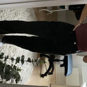 Straight Jeans - Säljer jätte fina svarta jeans från BikBok, inte använt mer än en gång så inprincip nya. Säljer då dom är för stora i midjan för mig. Dom är avklippta och passar i längsta laget för mig som är ca 160cm. Dom är storlek small men borde även funka bra om du har större storlek.