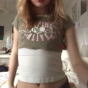 Y2k topp - De vita o gröna sitter ihop. Jätte mycket y2k vibes asså, kom bara aldrig till användning. Fråga gärna om ni undrar nåt:)