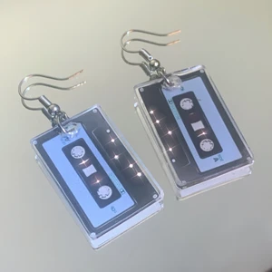 Casettband örhängen!  - FINNS I ROSA OCH LILA OCKSÅ!3X2CM å gjorda i resin! 🦋 skriv vid frågor! 