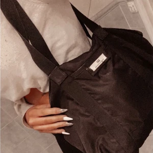 Väska  - Som ni ser på bild två saknas den saken vid dragkedjan, men funkar lika bra endå och är lika fin. 