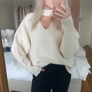 Supermjuk stickad tröja - använd ett fåtal gånger strl M - Storlek M men sitter även jättebra på mig som har xs/s! 💕 Använd ett fåtal gånger