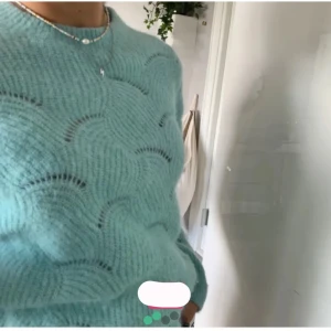 Tröja från & other stories - (bilden är lånad) En jättefin stickad tröja från & other stories! Köpt här på plick men var tyvärr för liten för mig :( 💕 Storlek S men är liten i storleken så passar mer en xs skulle jag säga!