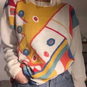 80tals stickad tröja/klänning - Sjukt snygg unik 80-tals stickad tröja (kan även användas som klänning, så bild 3)   🐙🐊🦑🐬🐱 350kr plus 63kr i frakt. 