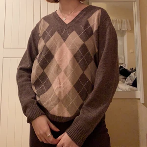 Brun Rutig Tröja - Säljer denna söta argyle tröja i storlek XXL (passar S/M)💕Buda gärna i DM (minst 10kr mellan)! Högsta bud just nu: 335kr exkl. frakt (avslutas 14 dec)❤️